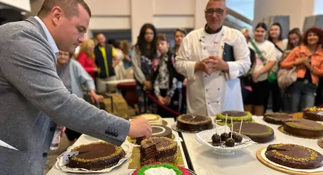 12-годишната Александра Барбова грабна наградата на кмета на Русе със своята торта Гараш с бял шоколад /галерия/