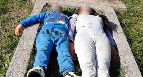 Деца си направиха скандална фотосесия на гробища