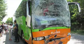 Два румънски автобуса и мазда от Букурещ се удариха край Пиргово