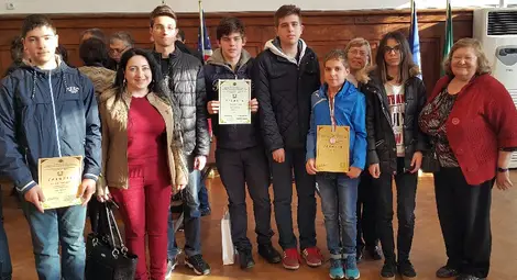 Осемте златни русенски информатици заедно със своите ръководителки.                                                              Снимка: МГ