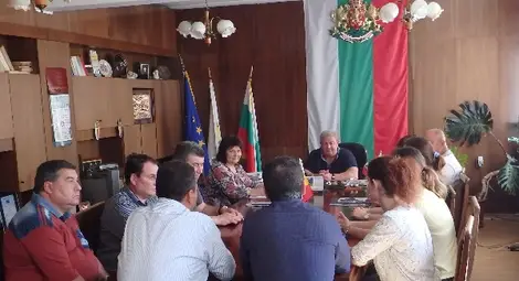 Ценово купува специален камион  за снегопочистване на пътищата