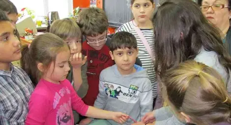 Третокласници от "Васил Априлов" отвориха работилницата на Баба Марта /галерия/