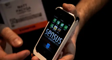 Панел превръща целия ни Айфон в тъчскрийн