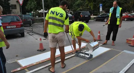 Зебрите пред училища и градини светват с нова боя пластик