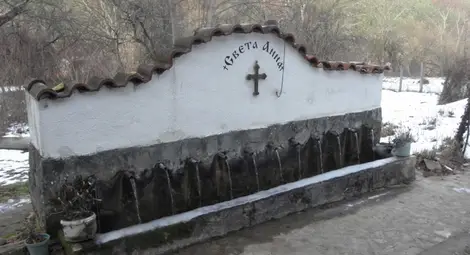 Водопад край Кюстендил замръзна, вледениха се косите на Света Ана