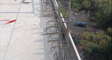 Демонтирани са осветителните стълбове и пешеходния парапет във втория затворен участък на Дунав мост при Русе