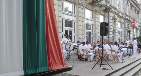 Флотският оркестър се разходи от Дунавското до &bdquo;Велик е нашият войник&ldquo;