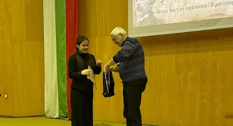 Над 330 ученици взеха участие в ХХ-ото издание на конкурса рецитал „За да я има България” в Русе Над 330 ученици взеха участие в ХХ-ото издание на конкурса рецитал „За да я има България” в Русе