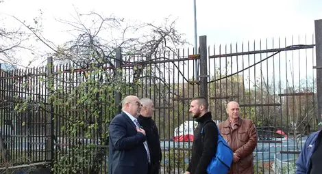 Зам.-кметът Енчо Енчев /крайният вдясно/ огледа района и разговаря с ученици и директори на училища.					      Снимка: Община Русе