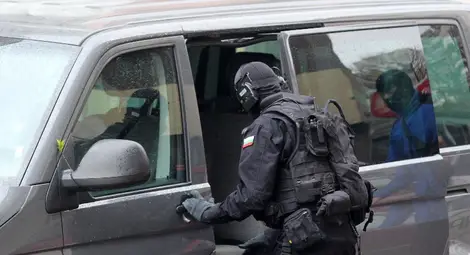 Драмата с барикадиралия се мъж приключи &ndash; и той е откаран в болница /галерия/