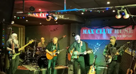 Чужденци свириха рокендрол уникалния десети концерт за годината в МАКС КЛУБ РУСЕ