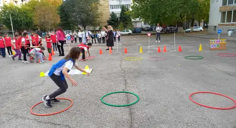 Състезание "Спазвам правилата за безопасно движение" в русенското училище "Възраждане" /галерия/