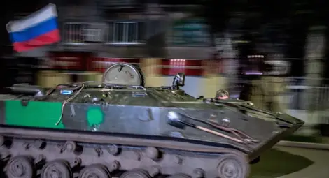 Луганските сепаратисти имитират изтегляне на тежкото оръжие