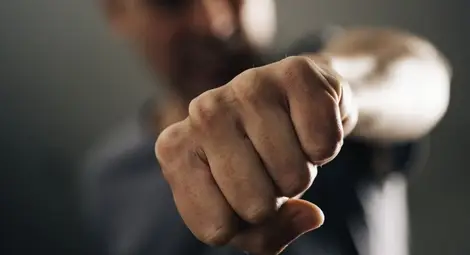 Младеж бит и обран пред приятелката си в „Чародейка“ Младеж бит и обран пред приятелката си в „Чародейка“