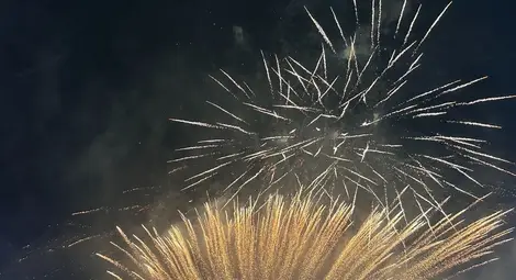 Русе посрещна новата 2024 година с пълен площад и много настроение /галерия/