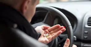 Дрогиран с три вида наркотици шофьор на мерцедес остава в ареста