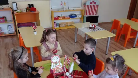 Деца даряват мартенички на онкоболни и лекари в Русе Деца даряват мартенички на онкоболни и лекари в Русе