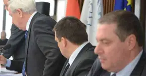 2 месеца лятна ваканция си  гласуваха общинските съветници