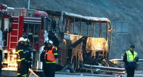 Известна е причината за изгорелия автобус на Струма