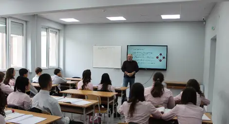 Д-р Камен Кожухаров гостува с лекция в Професионалната гимназия по туризъм в Русе