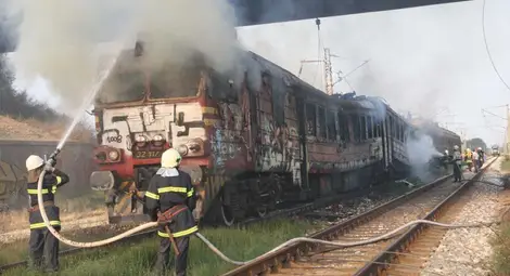 Пожар гори в пътнически влак на гара Коньово