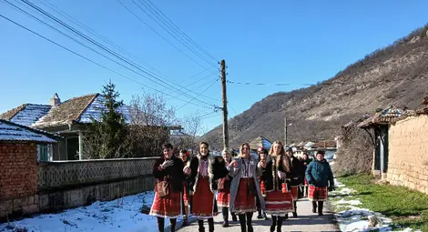 Писана каручка, къпане за здраве и прекадяване с  тамян на ръжен &ndash; Сваленик отпразнува Бабинден