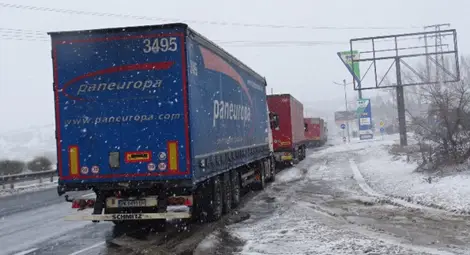 Неподходящи за зимата гуми виновни за блокадата около Бяла Неподходящи за зимата гуми виновни за блокадата около Бяла