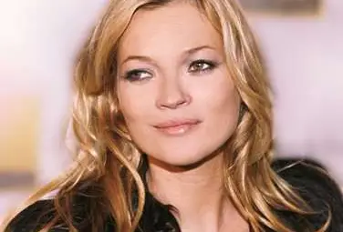 Кейт Мос гола на корицата на испанския Vogue