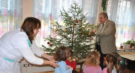 16 елхи зарадваха деца в ясли и възрастни в домове