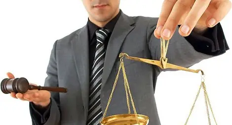 Адвокат съди клиентка за оплакване от него