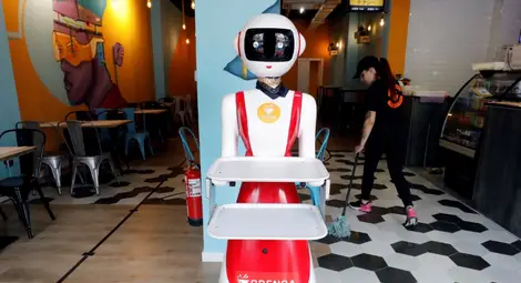 Робот &bdquo;жена&ldquo; сервира в заведение в Кабул