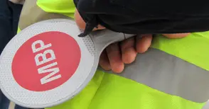 Момче без книжка за малко не удари дете