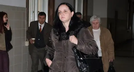 Акушерката Ковачева удряла малката Никол с юмруци и бутилка