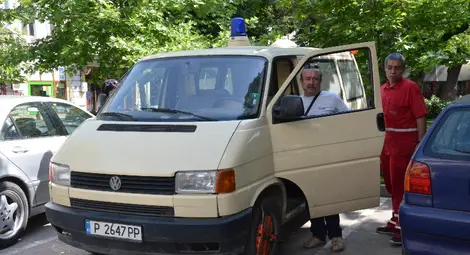Москов проверява закопчан със скоба бус на Спешна помощ