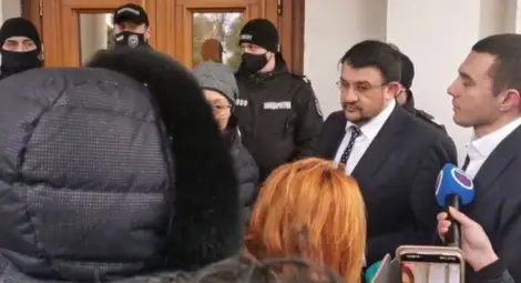 Активисти на &bdquo;Системата ни убива&ldquo; се опитват да влязат в парламента