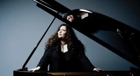 Детски роял играчка омагьосва петгодишната Пламена Мангова