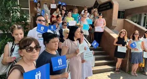 Служителите на НОИ в Русе вече направиха мълчалива предупредителна демонстрация в обедната си почивка във вторник.   Снимка: СРС на КТ &bdquo;Подкрепа&ldquo;