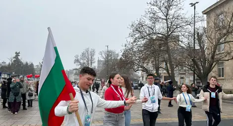 Флашмоб по младежки проект изви колоритни български хора навръх празничния 1 март в Русе Флашмоб по младежки проект изви колоритни български хора навръх празничния 1 март в Русе