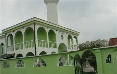 15 000 роми приеха исляма в Пазарджик. Вече не крадат, но децата им не искат да учат