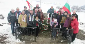 Ценовчани отрупаха с цветя паметника на Матей Казака