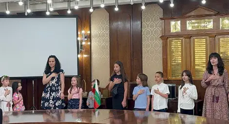 Деца подариха на кмета Пенчо Милков филм за скулптора на Паметника на свободата Арналдо Дзоки