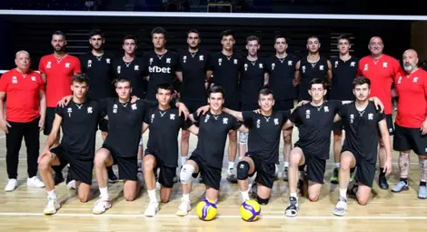 Симеон Добрев /на първия ред четвъртият отляво надясно/ заслужи напълно доверието на Нейден Найденов. 						     Снимка: bgvolleyball.com