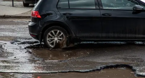 Британец спечели рекордно обезщетение за удар в дупка на пътя Британец спечели рекордно обезщетение за удар в дупка на пътя