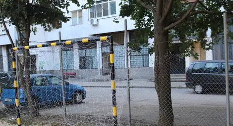 Вандали разкъсаха оградата на игрището във &bdquo;Възраждане&ldquo;