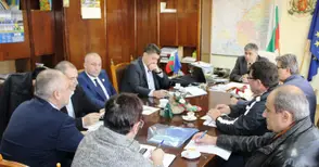 Нови заграждения спират забранените обратни завои по пътя за Мартен