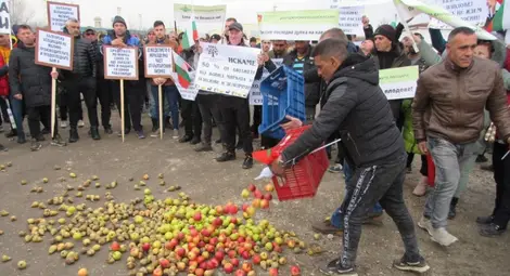 Протест на овощари на Дунав мост: Чакат ни фалити, ще искаме оставки