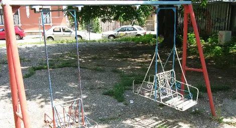 За нова детска площадка зад блок &bdquo;Строител&ldquo; настояват родители