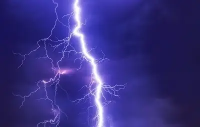 Мълния уби жена в Родопите, докато говорела по мобилния си телефон Мълния уби жена в Родопите, докато говорела по мобилния си телефон