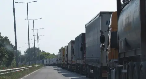 Огромни опашки от камиони на Дунав мост и другите ГКПП-та заради подмяна на софтуера /галерия/