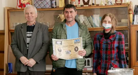 Връчване на Почетно отличие „Хаджи Трифон Тодоранов и Ангелина хаджи Трифон Тодоранова“, с което са удостоени Братя Тошко и Йончо Попови, на г-н Тошко Попов (в средата). Връчване на Почетно отличие „Хаджи Трифон Тодоранов и Ангелина хаджи Трифон Тодоранова“, с което са удостоени Братя Тошко и Йончо Попови, на г-н Тошко Попов (в средата).